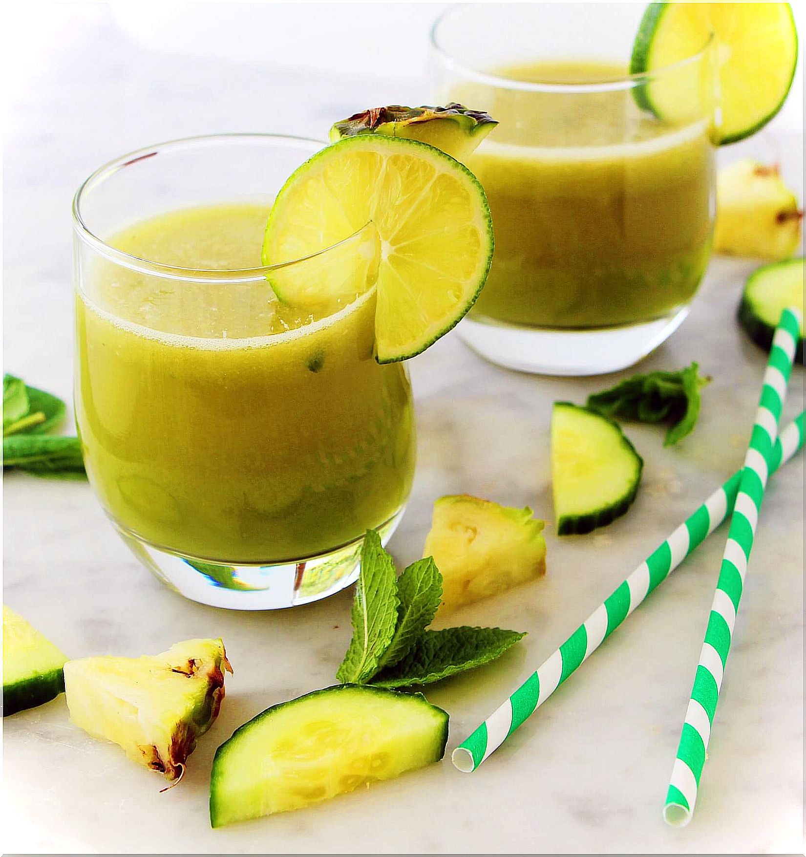 Apple, pineapple, mint and lemon smoothie to relax