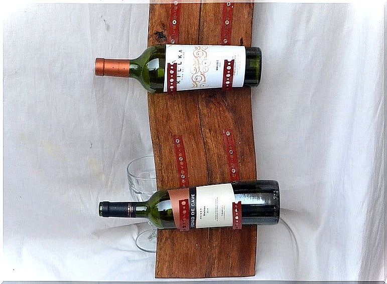 Wooden wine decanter