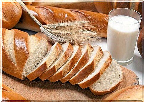 sliced ​​bread with milk