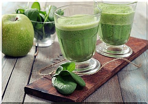 Spinach smoothie with apple and broccoli