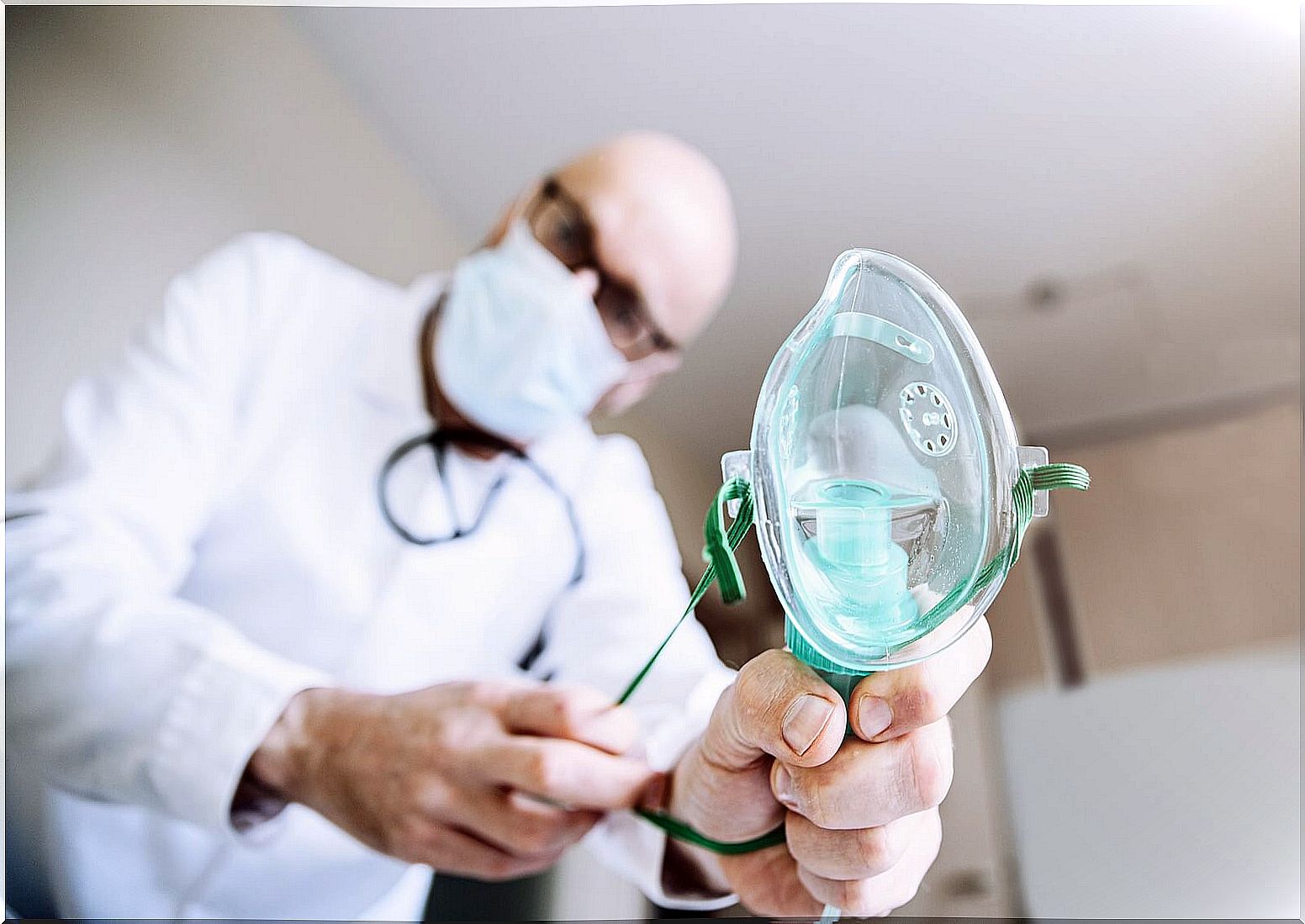 Doctor with oxygen therapy mask.