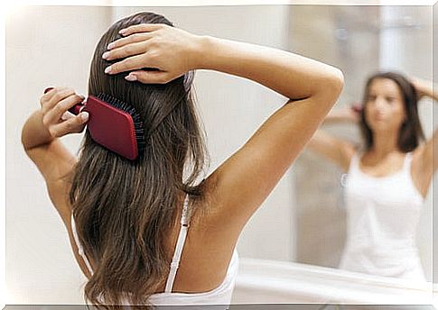 brushing to restore the shine of your hair 