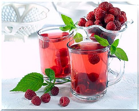 Reduce-menstrual-pain-with-raspberry-infusions